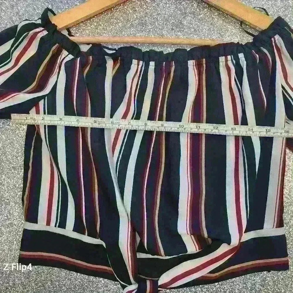 GUESS Off the shoulder  long sleeve crop top - Picture 2 of 6